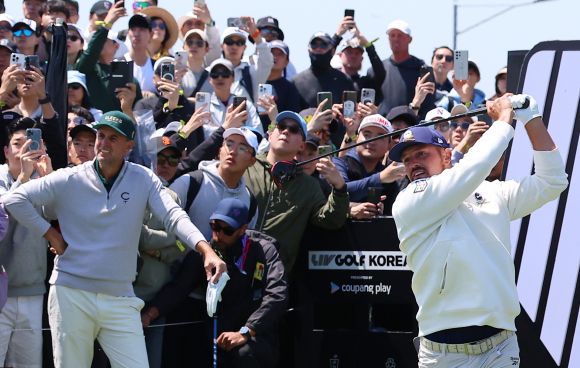 갤러리들 이목 집중시키는 디섐보의 티샷 - 갤러리들 이목 집중시키는 디섐보의 티샷     (인천=연합뉴스) 김도훈 기자 = 4일 인천 송도 잭 니클라우스 골프클럽 코리아에서 열린 LIV 골프 코리아 3라운드 2번홀에서 크러셔스 팀 브라이슨 디섐보가 갤러리들의 관심 속에 티샷을 날리고 있다. 2025.5.4     superdoo82@yna.co.kr (끝)   <저작권자(c) 연합뉴스, 무단 전재-재배포, AI 학습 및 활용 금지>