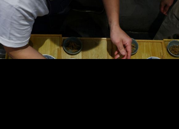 14일 일본 도쿄의 한 식당에서 사장이 캘리포니아산 쌀로 지은 밥을 손님에게 대접하고 있다. 2025.4.14 도쿄 로이터 연합뉴스