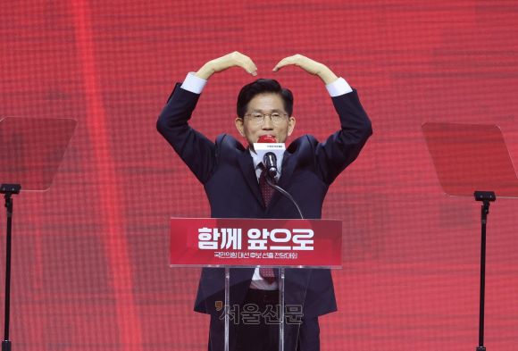 김문수 국민의힘 대선 후보가 지난 3일 경기 고양시 일산서구 킨텍스에서 열린 국민의힘 전당대회에서 대선 후보로 확정된 뒤 지지자들을 향해 손하트를 그리며 인사하고 있다. 김 후보는 4일 단일화 추진 기구를 설치하라고 지시했다. 홍윤기 기자