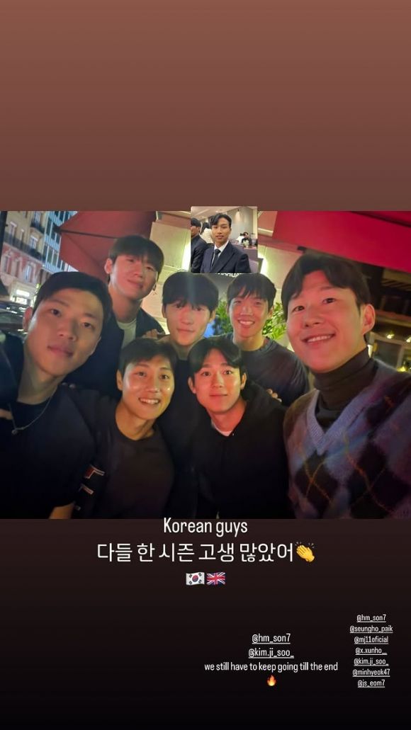 이번 시즌 고생했어! 英프로축구 코리안리거 한자리에 - 잉글랜드 프로축구 무대에서 활약하는 ‘코리안리거’가 한자리에 모였다. 황희찬(울버햄프턴)은 4일(한국시간) 자신의 인스타그램에 대표팀 선후배들과 함께 찍은 사진을 공개하며 “코리안 가이즈, 다들 한 시즌 고생 많았어”라는 글을 남겼다. 오른쪽부터 시계방향으로 손흥민(토트넘), 양민혁(퀸스파크레인저스), 백승호(버밍엄시티), 황희찬, 김지수(브렌트퍼드), 배준호(스토크시티), 이명재(버밍엄시티). 챔피언십(2부) 최종전 일정으로 함께하지 못한 엄지성(스완지시티)은 합성 사진으로 대체했다. 엄지성은 대신 3호 골을 터뜨리며 시즌을 마무리했다. 황희찬 인스타그램 캡처