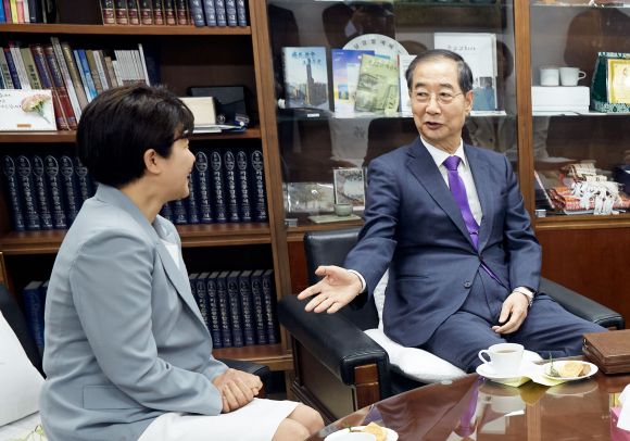 한덕수(오른쪽) 전 국무총리가 4일 서울 종로구 종교교회를 찾아 관계자들과 대화하고 있다. 한 전 총리는 종교교회의 원로 권사이며 부인 최아영씨는 집사다. 연합뉴스