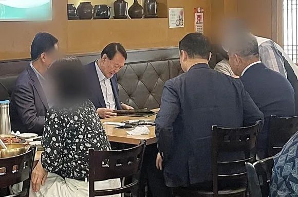 윤석열 전 대통령이 지난달 23일 경기 성남시 판교의 한 보리밥집을 방문했다고 오마이뉴스가 같은 달 28일 보도했다. 사진은 윤 전 대통령이 일행과 식사하기 위해 메뉴판을 들여다보고 있는 모습. 오마이뉴스 제공