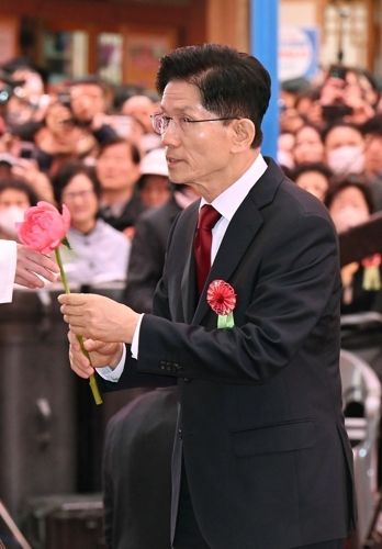 국민의힘 김문수 대선 후보가 5일 서울 종로구 조계사에서 열린 불기 2569년 부처님오신날 봉축법요식에서 육법공양 중 헌화를 위해 이동하고 있다. 연합뉴스