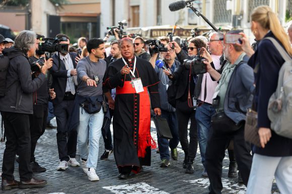 피터 에베레 오크팔레케 추기경이 차기 교황 선출을 위한 콘클라베를 앞두고 열린 총회 회의에 참석하기 위해 6일 이탈리아 로마에서 도착했다. 로마 로이터 연합뉴스