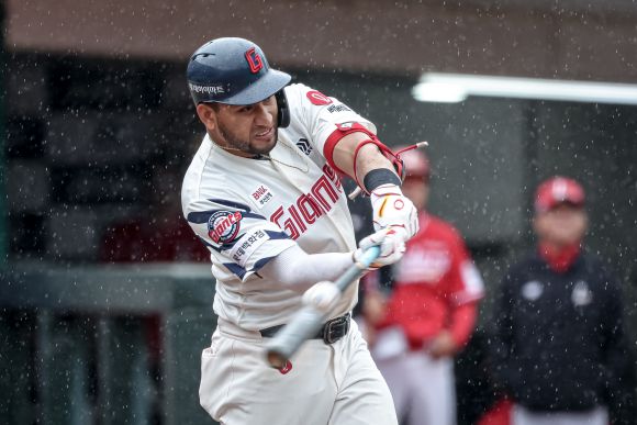 빗속을 가르는 투런포 - 롯데 자이언츠 외국인 타자 빅터 레이예스가 5회 SSG 김건희를 상대로 2점 홈런을 때려내고 있다. 롯데 자이언츠 제공