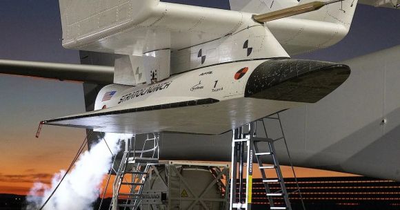 거대 항공기 ‘록’(Roc)에 탑재된 첫 번째 테스트 기체 TA-1. Stratolaunch 제공