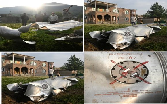 7일 인도령 카슈미르 지역에서 전투기 잔해로 추정되는 금속 파편이 널브러져 있다. 출처=소셜미디어