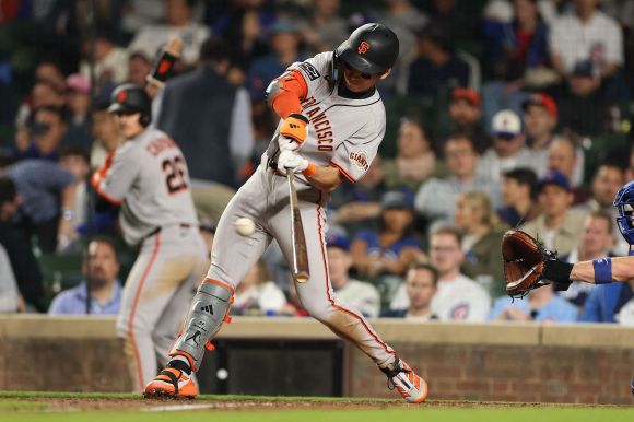 샌프란시스코 자이언츠 이정후가 7일(한국시간) 미국 일리노이주 시카고의 리글리필드에서 열린 2025 미국프로야구 메이저리그(MLB) 정규시즌 시카고 컵스와의 원정 경기에서 적시타를 치고 있다. 시카고 AFP 연합뉴스