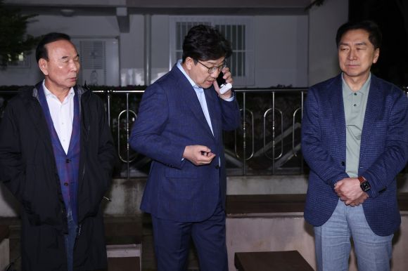 권성동 국민의힘 원내대표와 김기현·박덕흠 의원이 6일 후보 단일화 압박에 반발하며 후보 일정을 중단하고 상경한 김문수 대선 후보를 만나기 위해 서울 관악구 김 후보의 자택 앞에서 기다리고 있다. 2025.5.6 연합뉴스