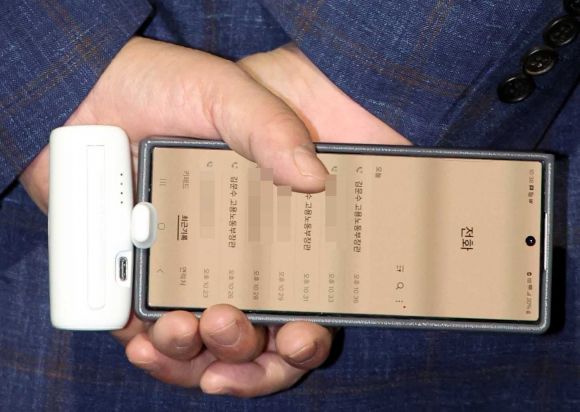 권성동 국민의힘 원내대표 6일 오후 서울 관악구 김문수 대선후보의 자택 앞에서 ‘한덕수 후보와의 단일화’  관련 논의를 위해 김 후보를 기다리고 있다. 권 원내대표의 통화목록에 수차례 받지 않는 김 후보의 전화목록이 눈에 띄고 있다. 2025.05.06 뉴시스