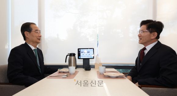국민의힘 김문수 대선후보와 무소속 한덕수 대선 예비후보가 7일 서울 종로구의 한 식당에서 후보 단일화와 관련해 회동하고 있다. 2025.5.7 홍윤기 기자