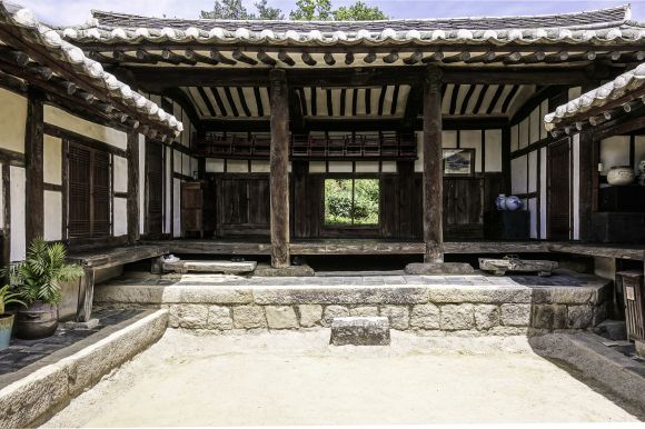 안채 육간 대청으로, 모든 공간들이 배경이 되고 양보해 주는 것 같다.  노은주·임형남