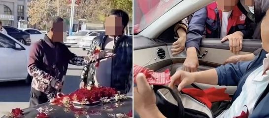 중국에서 결혼식장으로 향하는 웨딩카를 막아세운 채 돈이나 선물을 달라고 요구하는 모습. 결혼식 전 흥을 돋구기 위해 지인이나 주변 어른들이 나서는 풍습이지만, 노인들이 신혼부부의 다급한 상황을 이용해 금전을 갈취한다는 비판이 나온다. 자료 : 바이두