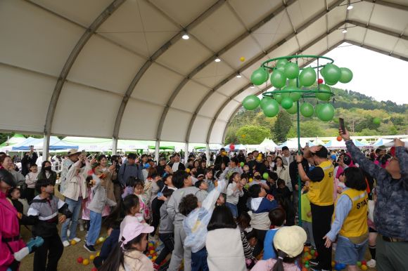 한국차문화공원 잔디광장에서 어린이들이 ‘무궁화꽃이 피던 날’ 게임을 하고 있다
