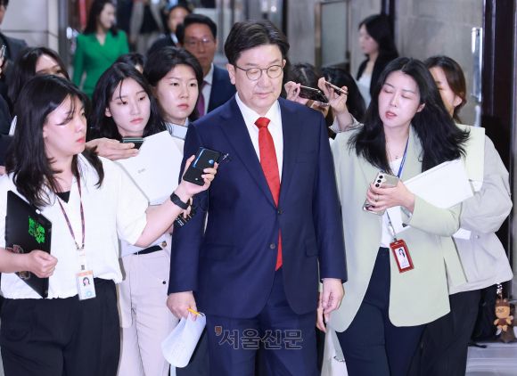 권성동 국민의힘 원내대표가 8일 국회에서 열린 비상대책위원회의에 참석하고 있다. 2025.5.8 홍윤기 기자