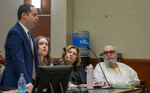 지난해 11월 유타 주 웨스트 조던 법정에 출석한 사형수 랄프 리로이 멘지스(오른쪽). AP 연합뉴스