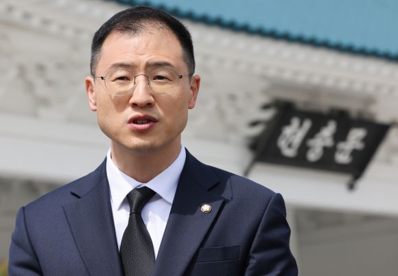 탈당 압박을 받아온 김상욱 국민의힘 의원이 8일 서울 동작구 현충원을 참배한 뒤 거취에 대한 입장을 밝히고 있다. 2025.5.8. 뉴스1