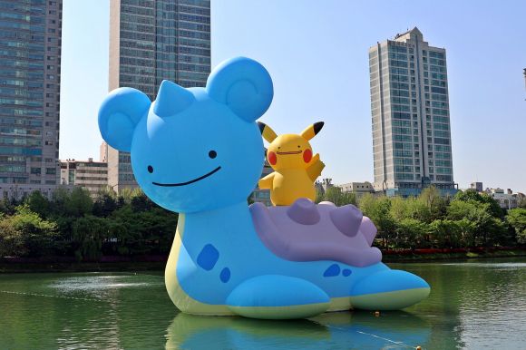 미소 짓는 초대형 피카츄와 라프라스.