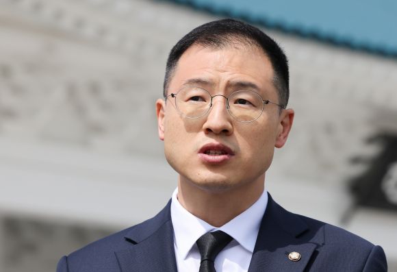 김상욱 국힘 탈당…“이재명·이준석 만나고 싶다” - 탈당 압박을 받아온 김상욱 국민의힘 의원이 8일 서울 동작구 현충원을 참배한 뒤 거취에 대한 입장을 밝히고 있다. 2025.5.8 뉴스1