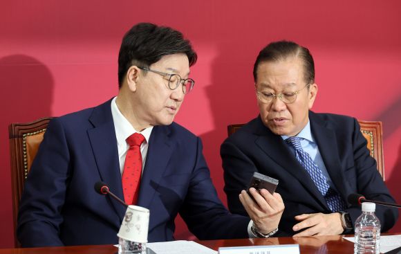 국민의힘 권영세 비상대책위원장과 권성동 원내대표가 8일 국회에서 열린 비상대책위원회의에서 휴대전화를 보며 대화하고 있다. 2025.5.8 연합뉴스