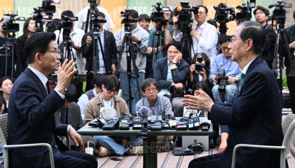 김문수 국민의힘 대선후보와 한덕수 무소속 예비후보가 8일 국회 강변서재 앞뜰에서 만나 단일화와 관련된 대화를 하고 있다.2025.5.8홍윤기자