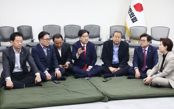 무기한 단식 돌입한 권성동 - 김문수 국민의힘 대선 후보에게 단일화를 촉구하며 무기한 단식에 돌입한 권성동 원내대표가 8일 중앙당사에서 단식 중인 상임고문단을 만나고 있다. 왼쪽부터 최은석 의원, 유준상 상임고문, 염동열 전 의원, 권 원내대표, 김무성 상임고문, 박형수 원내수석부대표, 서지영 원내대변인.  뉴스1
