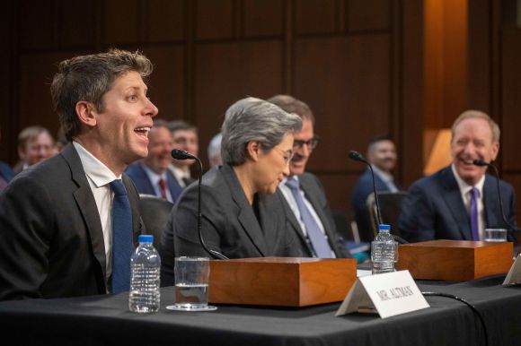 샘 올트먼(왼쪽부터) 오픈AI 최고경영자(CEO), 리사 수 AMD CEO, 마이클 인트레이터 코어위브 CEO, 브래드 스미스 마이크로소프트(MS) 사장이 8일(현지시간) 미 의회 상원 상업·과학·교통위원회 청문회에 참석해 있다. 워싱턴=AP·연합뉴스