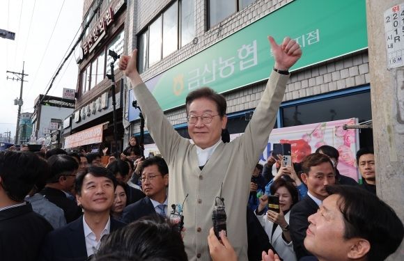 이재명(가운데) 더불어민주당 대선 후보가 지난 6일 충남 금산군 금산 터미널 일대에서 연설하고 있다.