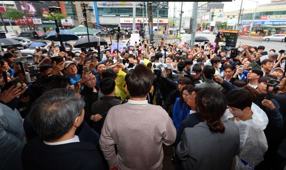 칠곡에서 연설하는 이재명 민주당 대선후보 - 이재명(가운데) 더불어민주당 대선 후보가 9일 경북 칠곡군 석적읍의 한 상가 앞에서 주민과 지지자들을 상대로 즉흥 연설을 하고 있다. 2025.5.9