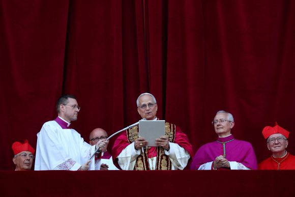 8일(현지시간) 프란치스코 교황을 이을 제267대 교황에 선출된 미국의 로버트 프랜시스 프레보스트(69) 추기경이 바티칸 성 베드로 대성전 발코니에서 첫 메시지를 전하고 있다. 즉위명은 레오 14세. 2025.5.8 바티칸 로이터 연합뉴스