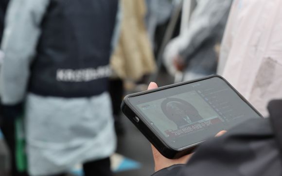 이재명 후보 상고심 판결 생중계 지켜보는 집회 참가자 - 지난 1일 서울 서울 종로구 광화문 동십자각 앞에서 열린 한국노총 주최 ‘제135주년 세계노동절 전국노동자대회’에서 한 참가자가 더불어민주당 이재명 대선 후보의 공직선거법 사건에 대한 대법원 판결 생중계를 휴대전화로 보고 있다.  연합뉴스