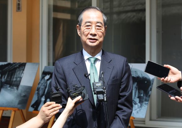 한덕수 무소속 대선 예비후보가 8일 경북 구미시 박정희 전 대통령 생가를 방문해 기자들의 질문에 답변하고 있다. 2025.5.8 연합뉴스