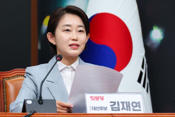 대선 후보직 내려놓는 김재연 “광장연합정치 성공을 위해” - 김재연 진보당 대표가 9일 국회에서 열린 광장대선연합정치시민연대·제 정당 연석회의 공동 선언 발표 기자회견에서 “광장연합정치 성공을 위해 후보직을 내려놓겠다”고 밝히고 있다. 2025.5.9