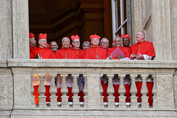 8일(현지시간) 레오 14세가 새 교황으로 선출된 가운데 유흥식 추기경(왼쪽 네번째)을 비롯해 콘클라베에 참석한 추기경들이 바티칸 성 베드로 대성전 발코니에서 밝게 웃고 있다. 2025.5.8 바티칸 AFP 연합뉴스