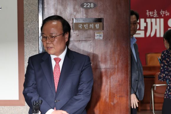 김문수 국민의힘 대선 후보 측 김재원 비서실장이 9일 서울 여의도 국회에서 재개된 김 후보와 한덕수 무소속 대선 예비 후보 간의 단일화 협상이 결렬된 후 협상장에서 나와 취재진의 질문에 답하고 있다. 2025.5.9 연합뉴스