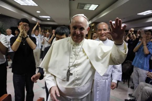 프란치스코 교황이 2014년 8월 15일 한국을 방문했을 당시 서울 마포구 예수회 서강대 공동체와의 만남을 가진 후 예수회 회원들의 배웅을 받으며 떠나고 있다. 예수회 한국관구 제공