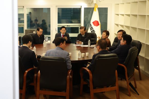 당사 대통령 후보실에서 대책회의 하는 김문수 후보 - 국민의힘 김문수 대선 후보가 10일 서울 여의도 국민의힘 당사 대통령 후보실에서 캠프 관계자들과 사상 초유 대선 후보 교체 강행에 대책을 논의하고 있다.  연합뉴스