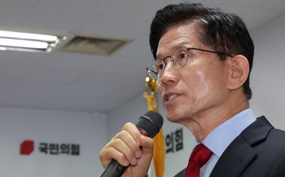 국민의힘으로부터 대선 후보 자격이 취소된 김문수 후보가 10일 오전 서울 여의도에 마련된 대선 캠프 사무실에서 긴급기자회견을 하고 있다. 2025.5.10 뉴스1