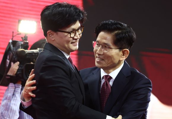 한동훈과 포옹하는 김문수 - 김문수 국민의힘 대통령 후보가 3일 경기 고양시 킨텍스에서 열린 5차 전당대회에서 한동훈 후보와 포옹하고 있다. 뉴스1