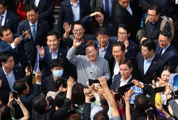 영암 유권자들과 인사하는 이재명 후보 - 남도문화벨트 골목골목 경청투어에 나선 더불어민주당 이재명 대선 후보가 11일 전남 영암군 학산면 독천낙지 거리를 찾아 유권자들과 인사를 하고 있다. 2025.5.10 연합뉴스