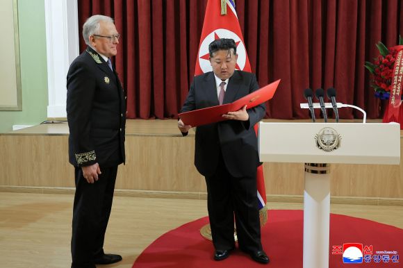 김정은, 딸 주애와 주북 러시아 대사관 방문 - 김정은 북한 국무위원장이 소련의 제2차 세계대전 승리(전승절) 80주년을 맞아 9일 오전 딸 주애와 함께 평양 주재 러시아 대사관을 방문했다고 조선중앙통신이 10일 보도했다. 2025.5.10 조선중앙통신 연합뉴스