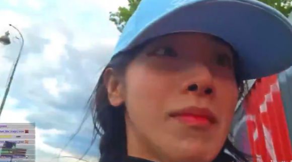 프랑스 남부에 있는 한 거리를 걷던 한국인 여성에게 지나가던 남성이 “더러운 창×” 등 욕설을 하며 인종차별을 하는 모습이 인터넷 생방송에 담겨 현지에서 논란이 일고 있다. 엑스(옛 트위터) 캡처