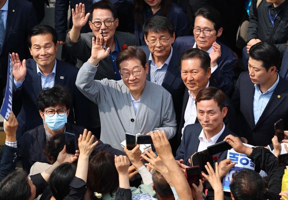 영암 지지자들과 인사하는 이재명 후보 - 남도문화벨트 골목골목 경청투어에 나선 더불어민주당 이재명 대선 후보가 11일 전남 영암군 학산면 독천낙지거리를 찾아 지지자들에게 인사하고 있다.  영암 연합뉴스