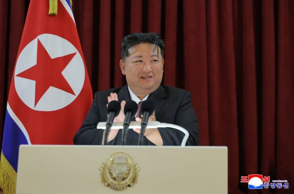 김정은, 딸 주애와 주북 러시아 대사관 방문 - 김정은 북한 국무위원장이 소련의 제2차 세계대전 승리(전승절) 80주년을 맞아 9일 오전 딸 주애와 함께 평양 주재 러시아 대사관을 방문했다고 조선중앙통신이 10일 보도했다. 2025.5.10 조선중앙통신 연합뉴스