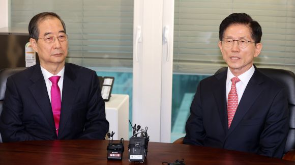 국민의힘 김문수 대선 후보와 한덕수 전 국무총리가 11일 서울 여의도 국민의힘 대선후보 사무실에서 회동하고 있다. 2025.5.11 [공동취재]