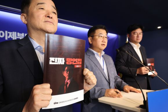 민주당 신속대응단, 김문수 망언집 공개 관련 브리핑 - 더불어민주당 선대위 신속대응단장 강득구 의원 등이 11일 서울 여의도 당사에서 국민의힘 김문수 대선 후보 망언집 공개 관련 브리핑을 하고 있다. 2025.5.11 연합뉴스