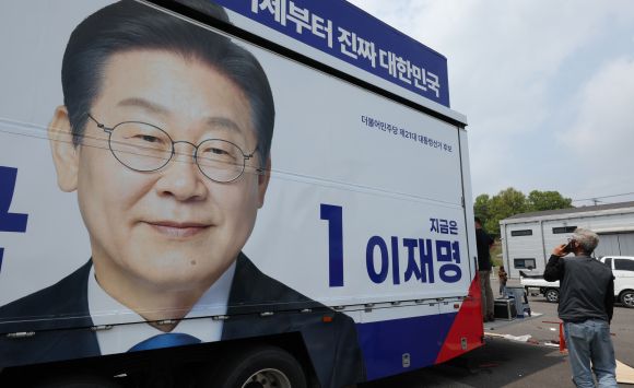 이재명 후보 유세차량 제작 - 제21대 대통령 선거 후보 등록 마감일인 11일 경기도 양주시 한 차량광고업체에서 관계자들이 더불어민주당 이재명 대선 후보 선거운동 유세차량을 제작·점검하고 있다.  연합뉴스