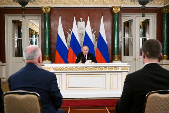 블라디미르 푸틴 러시아 대통령이 제2차 세계대전 승리 80주년 기념일(5월9일·전승절) 행사를 마친 직후인 11일(현지시간) 크렘린궁에서 언론에 성명을 발표하고 있다. 2025.5.11 모스크바 로이터 연합뉴스