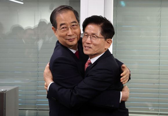 국민의힘 김문수 대선 후보와 한덕수 전 국무총리가 11일 서울 여의도 국민의힘 대선후보 사무실에서 회동을 마친 뒤, 포옹하고 있다. 2025.5.11 [공동취재]