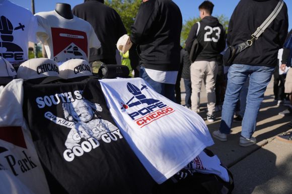 10일(현지시간) 미 시카고에서 미 프로야구(MLB) 시카고 화이트삭스와 마이애미 말린스 경기를 앞두고 경기장 밖에서 교황 레오 14세를 기념하는 티셔츠가 판매되고 있다. 2025.5.10 시카고 AP 연합뉴스